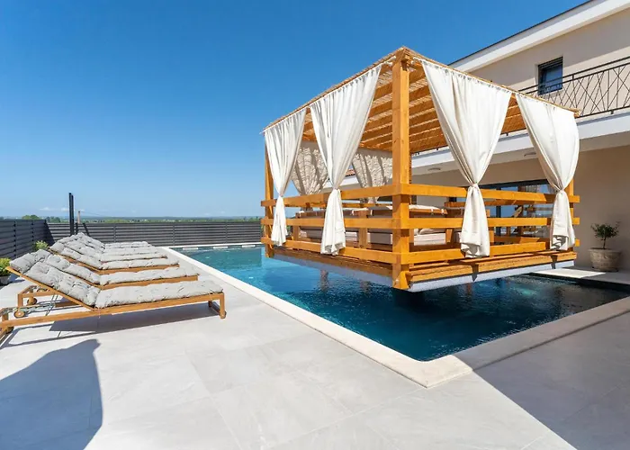 Gorgeous In 別荘 Vrana